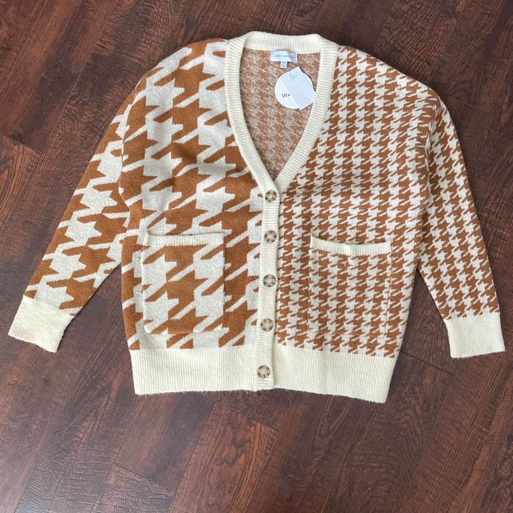 Lost + Wander. Oversized cardigan with houndstooth print in tan.